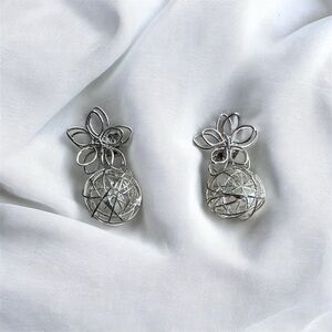 NIP Silver Flower &Tangled Knot Earring